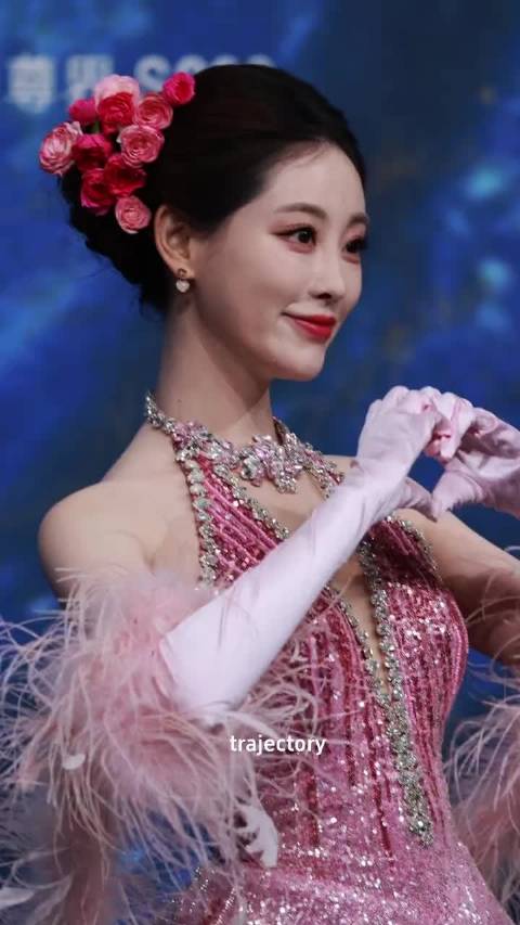 祝绪丹粉色礼服出席微博之夜红毯