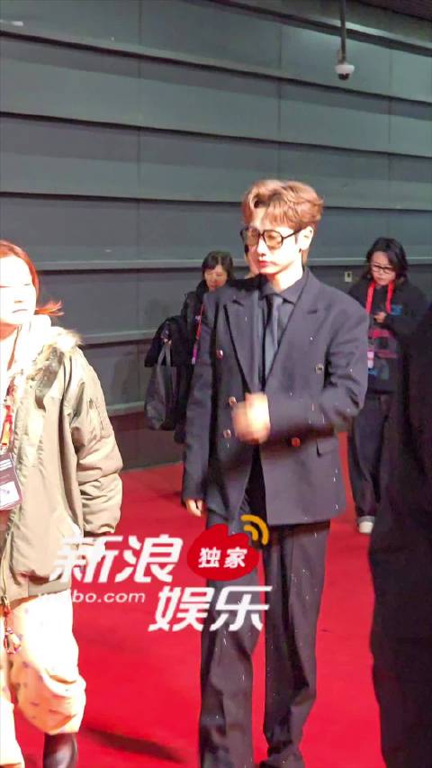 汪苏泷到达微博之夜后台，碰到了容祖儿，两人同框热聊了