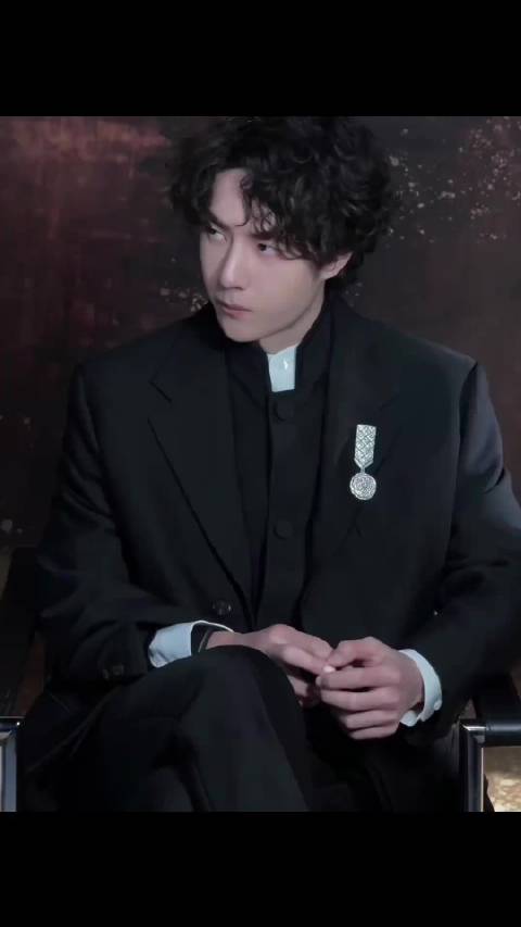 王一博佩戴香奈儿第十六件臻品珠宝亮相微博之夜