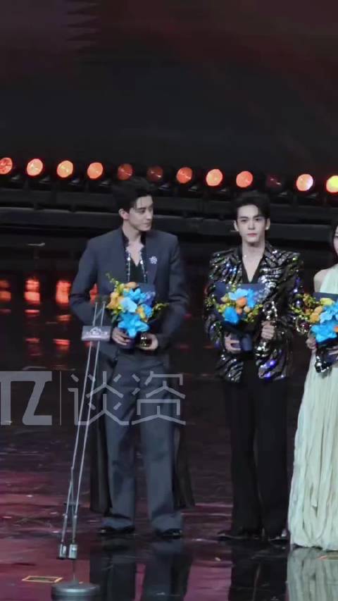 敖瑞鹏曾舜晞周雨彤微博之夜领奖