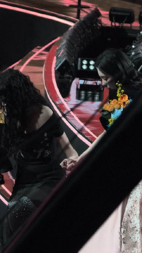 关晓彤贴心搀扶孟子义下台