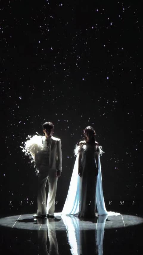 周也曾舜晞红毯吹羽毛