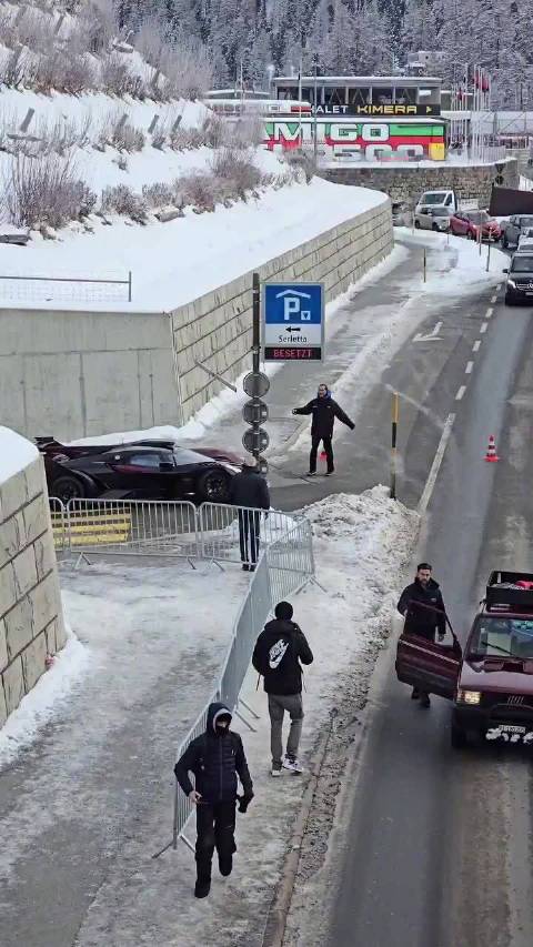 豪车出行，帮忙看路、吹雪的人有半个班
