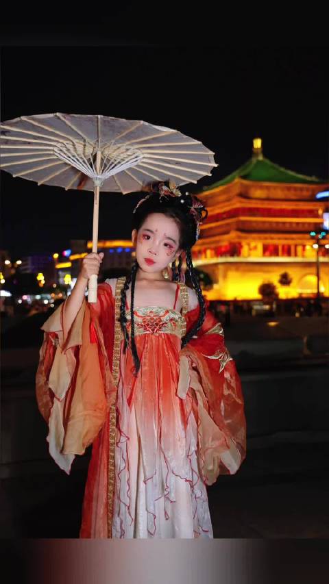 北京钟楼夜色现古装女孩，如长安守夜人