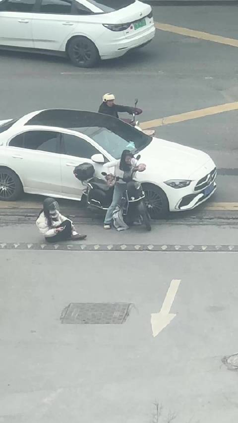 奔驰车主逃跑全过程