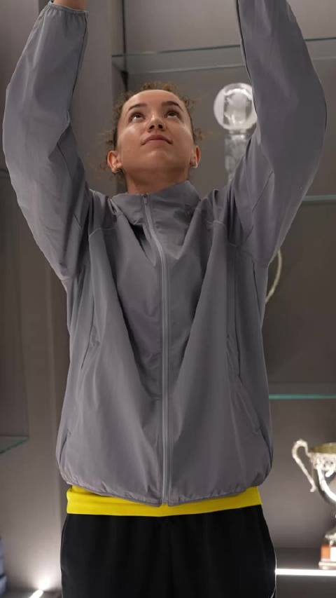 加比、朱婷、哈克等传递米兰冬奥会吉祥物蒂娜、米罗