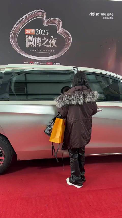 景甜超温柔打招呼