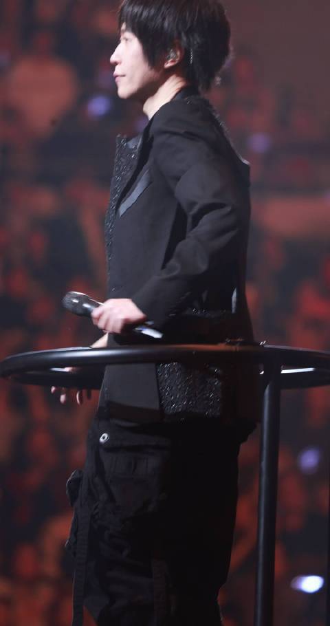 阿信周渝民成都演唱会互动引热议