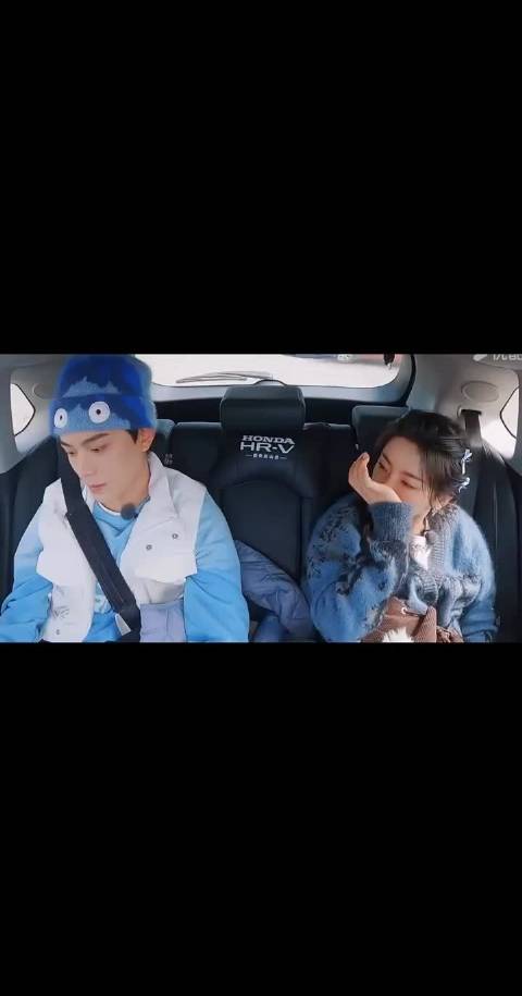 微博之夜男星造型引热议，丁禹兮杨超越对话成焦点