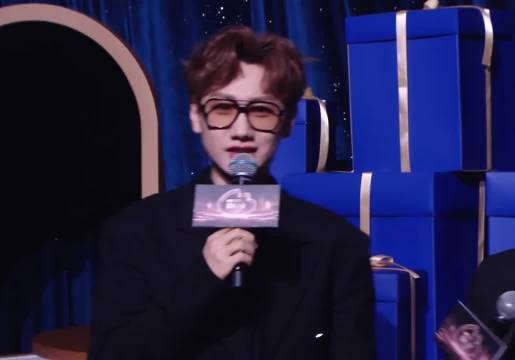 陈伟霆独出席微博之夜，搭档赵露思缺席