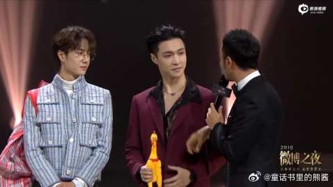 视频：2019微博之夜现场 王一博baby杨幂等走台步演绎春运单品