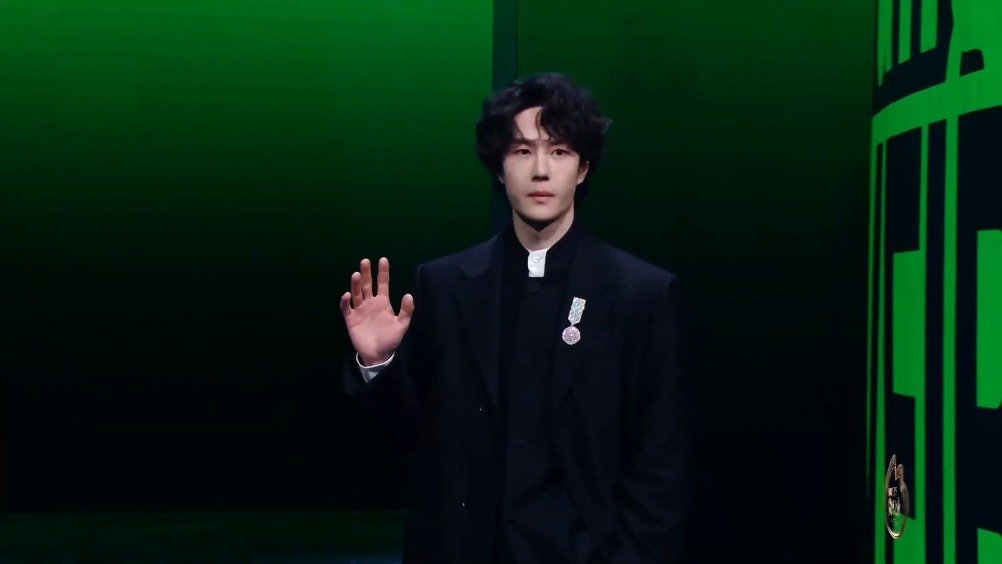 王一博出场造型来啦！时髦卷发搭配中山装