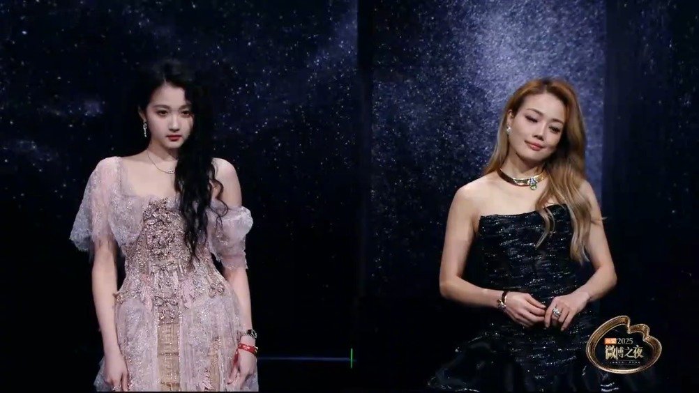 关晓彤粉色薄纱裙亮相微博之夜红毯