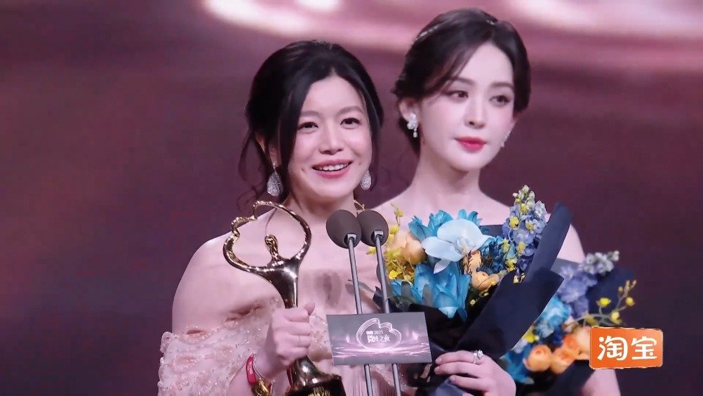 2025微博之夜，陈妍希说到狙击蝴蝶欢呼声不断