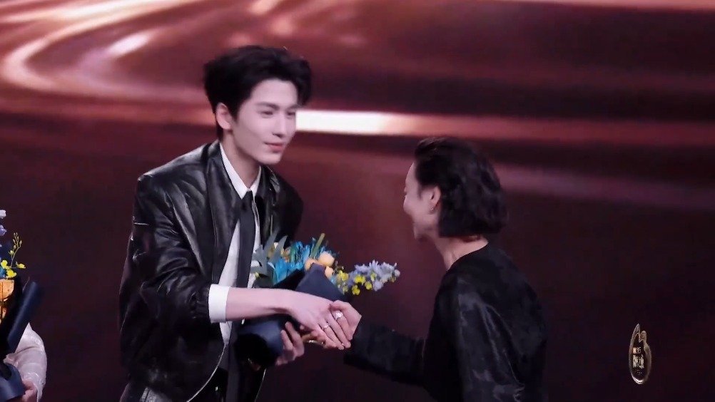 张凌赫回应获年度热度演员，“希望大家可以多多支持我的新剧”