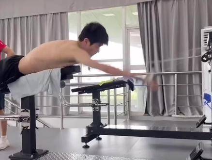 每个动作都浸透汗水，潘展乐的日常训练时刻 00后潘展乐是怎样炼成的