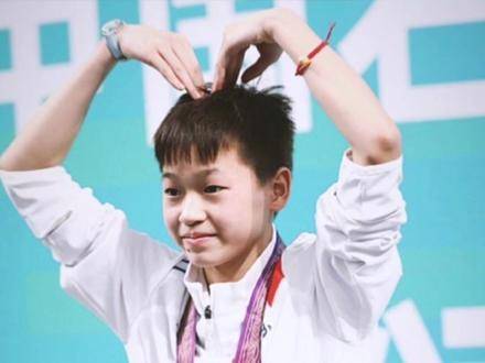 宁忠岩赠全红婵冰墩墩满载心意