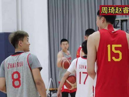 早该料到！篮协官宣前夕，男篮训练现场画面流出：周琦与赵睿面对面畅聊数十秒