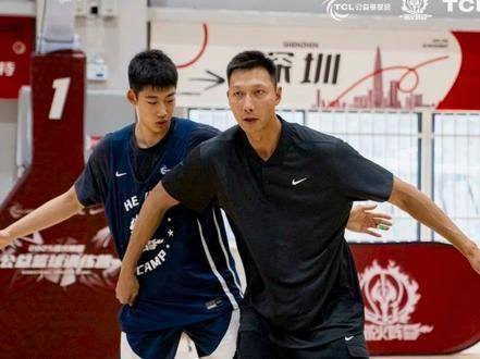 阔别多时，思念如潮！易建联亲临训练营，手把手雕琢小球员的技艺