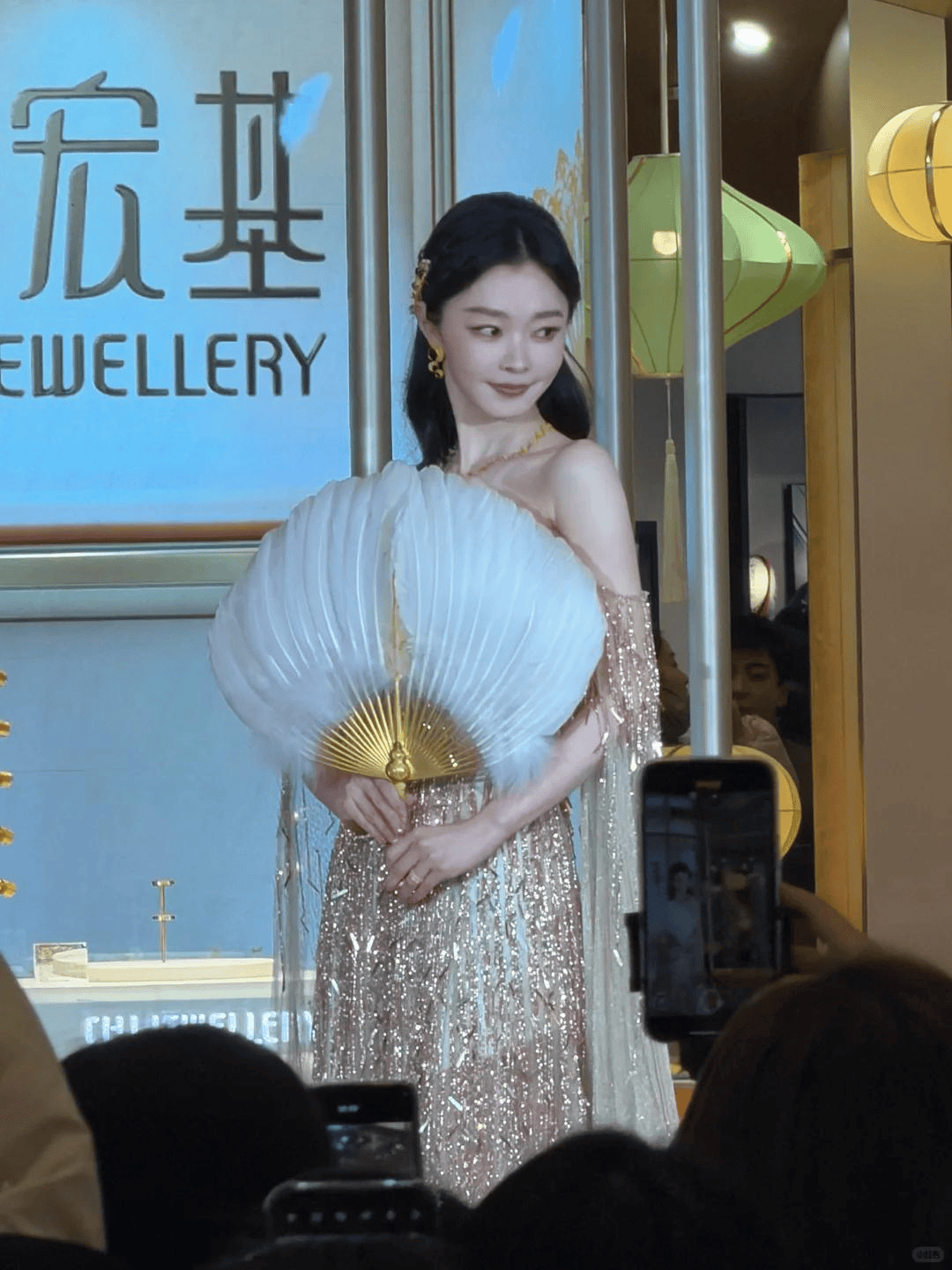 宋轶合肥万象城现身，金色长裙富态吸睛，背影打招呼比正脸还圈粉