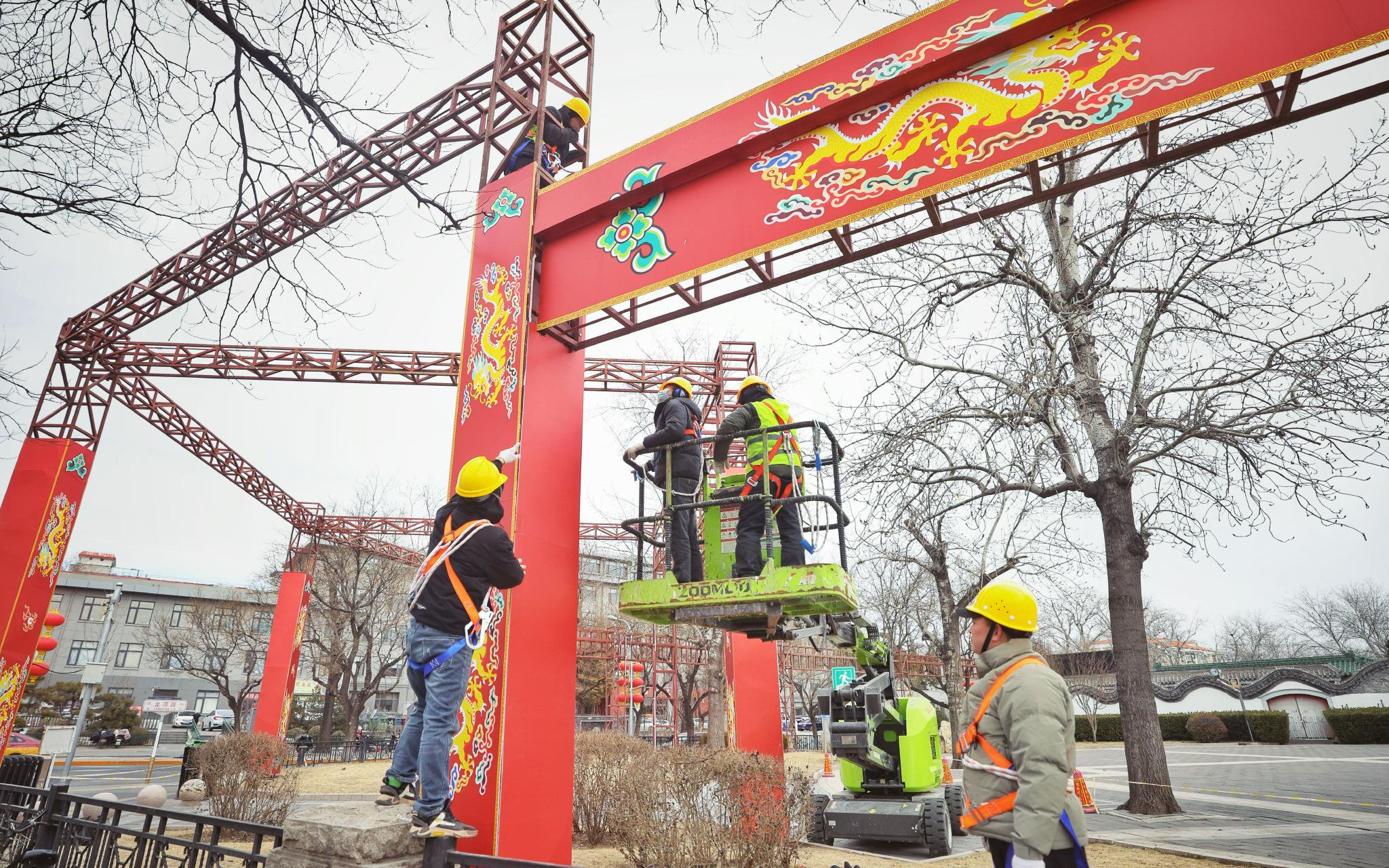 龍潭公園西北門，工人們正在佈置廟會景觀。新京報記者 王貴彬 攝