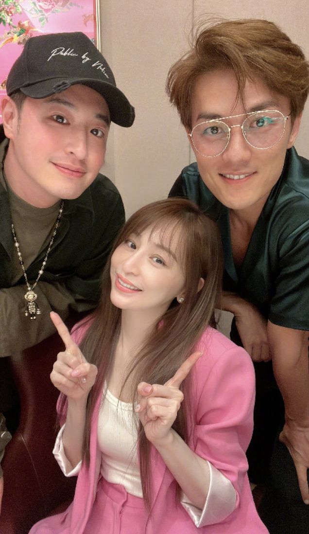 王心凌晒聚会照，42岁吴克群潘玮柏依然年轻，何炅李维嘉身材消瘦