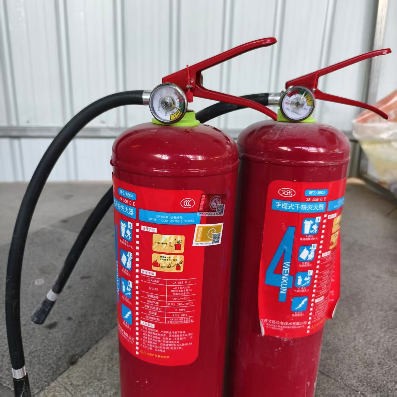 滅火器壓力指針不在綠色區域內，說明滅火器壓力不夠。經開區消防供圖