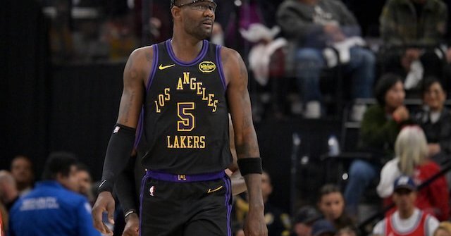 艾顿坦言湖人第三节需提升，交易流言中寻求证明