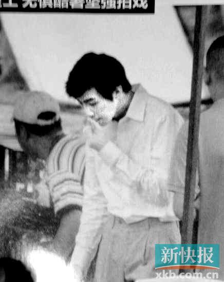 曝俞灏明烧伤两年后复出:上身呈微弓不时以手遮面