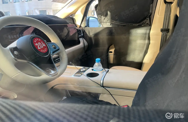 智界V9内饰曝光!前排三联屏,后排空间似乎不算大!