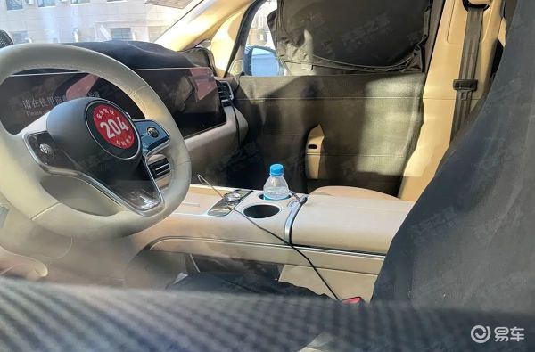 智界V9内饰谍照首曝!前排配三连屏,二排座椅豪横