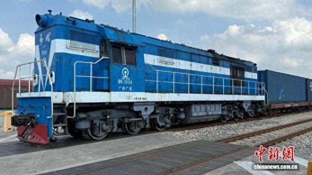 满载年货的铁路集装箱班列从粤港澳大湾区核心枢纽广州国际港站驶出。国铁广州局 供图