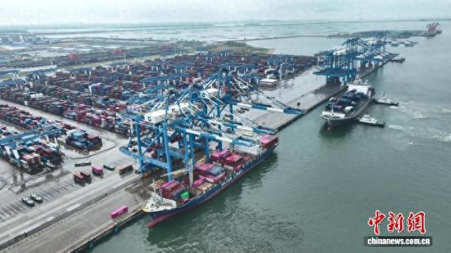 资料图：集装箱船舶停靠在广西北部湾港。北港融媒体中心供图