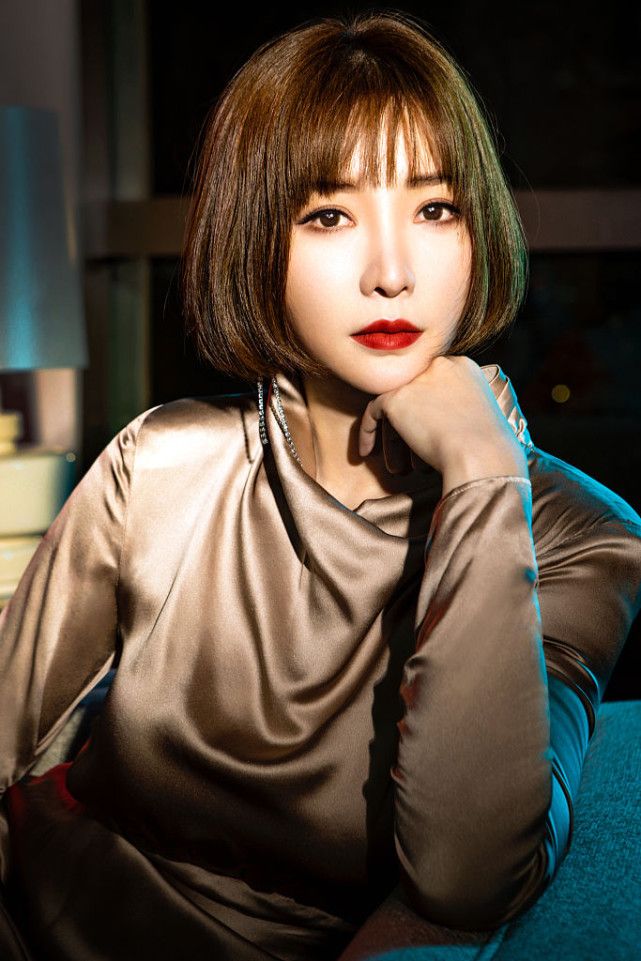 柳岩焦糖色光影大片复古摩登 轻倚沙发解锁春末慵懒魅惑