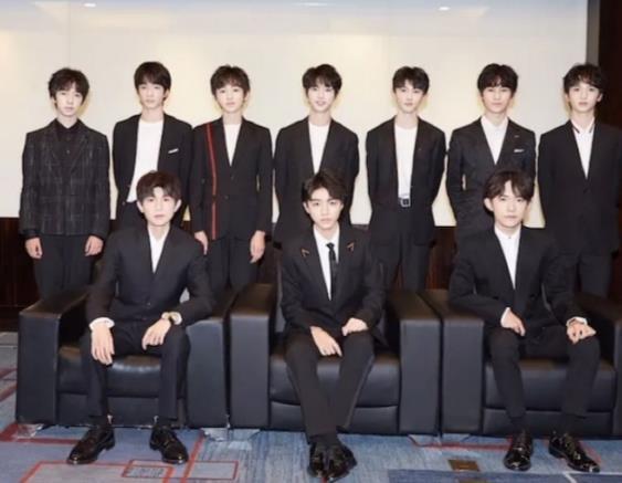 时代少年团看王源演出,喊“二字称呼”为师兄加油,不愧是一家人