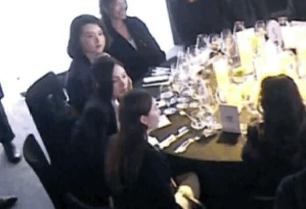 “诗幂”cp再发糖！刘诗诗杨幂坐一起热聊眼神温柔