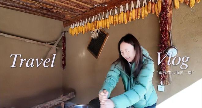 童瑶与富豪老公云南度假，穿藏服喝红酒吃浪漫晚餐，纯素颜嗦面条