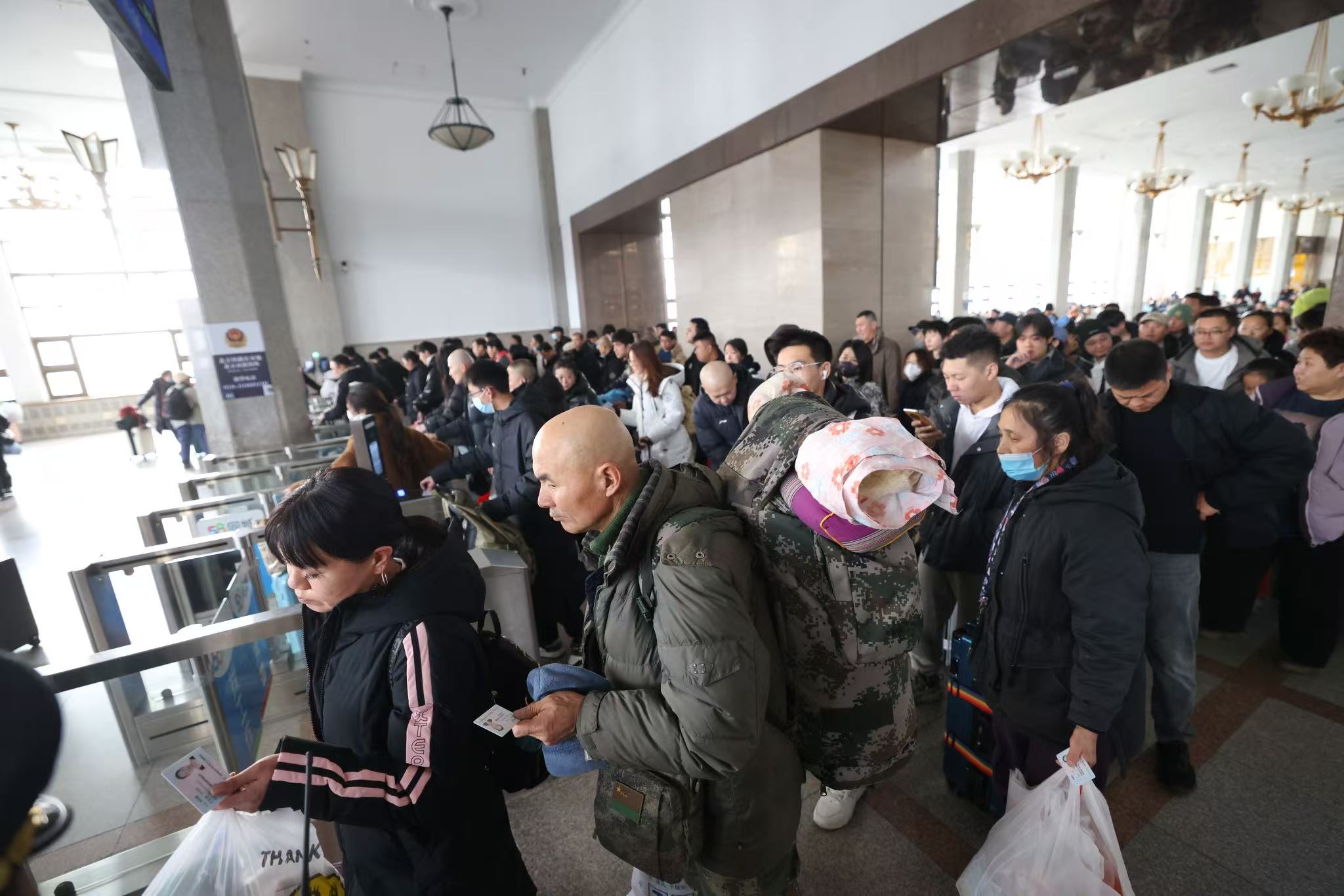 2月5日上午，北京站，旅客排隊檢票準備上車。新京報記者 王貴彬 攝