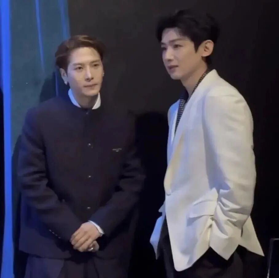 微博之夜后台成社交名利场，熟人作伴剧组抱团，黄晓明成社交达人