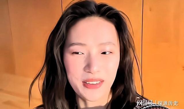 陈芋汐:今天拍杂志封面,染了指甲化了眼妆,还有许多小紫飞机