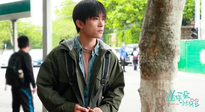 易烊千玺回应春晚戴假发