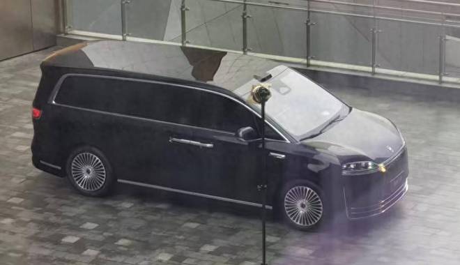 鸿蒙智行首款MPV 智界V9实车曝光