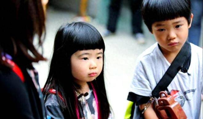 曹格儿子、邹市明儿子和钟丽缇二女儿参加活动，男帅女美好养眼