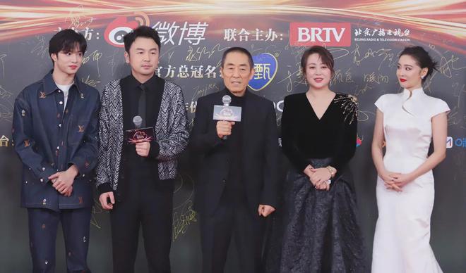 微博之夜内场：胡歌刘诗诗热聊，雷佳音杨幂互动搞笑，95顶流齐聚