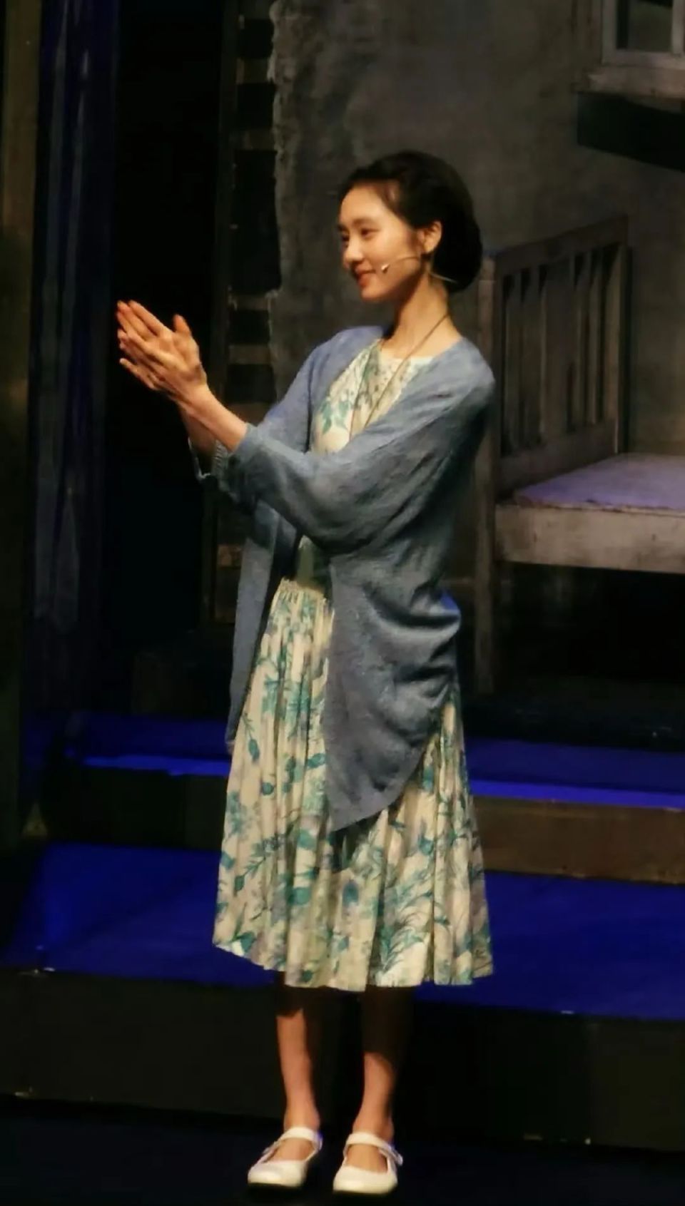 黄磊19岁女儿与何炅演话剧，“黄多多好漂亮”冲上热搜