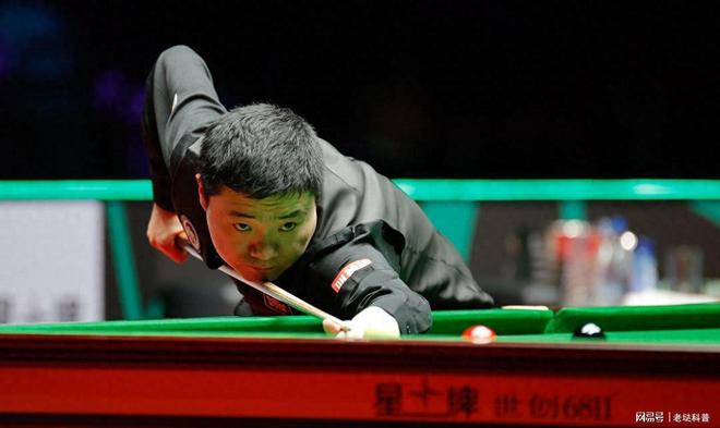 吴宜泽被誉当代戴维斯携达仔晋级，丁俊晖首日不敌霍金斯