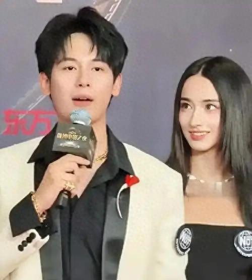 25岁胡先煦和22岁李宛妲街头拥抱，俩人已恋爱3年 女方是中德混血