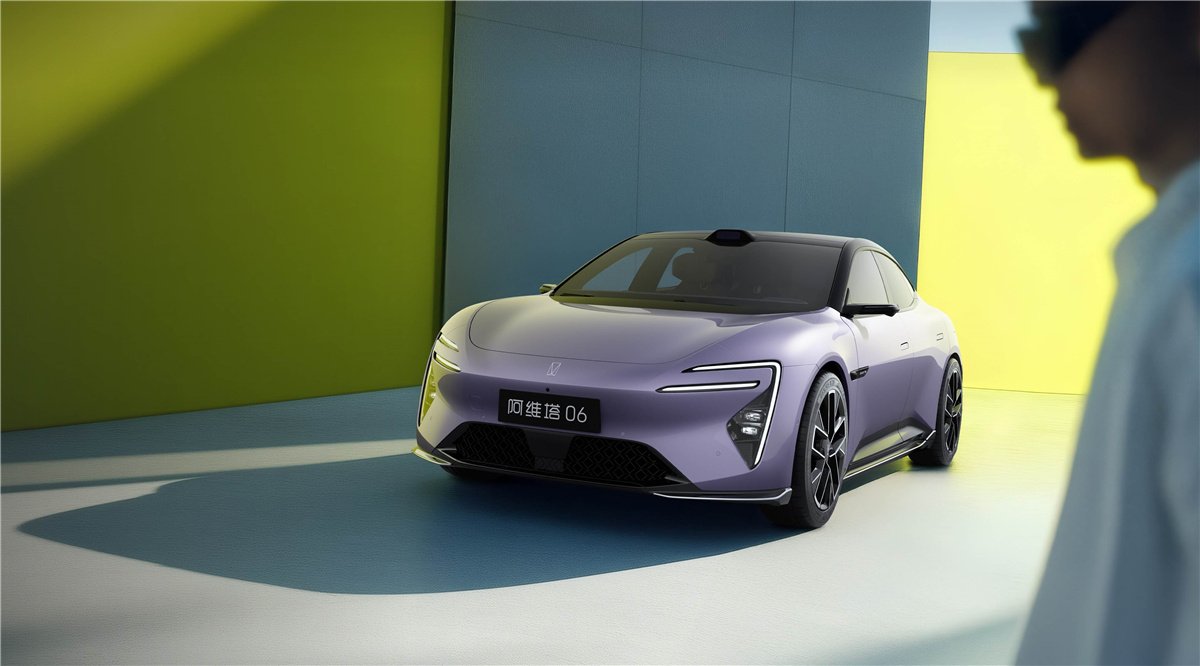 阿维塔06标配华为乾崑智驾，点燃技术较量燎原之火