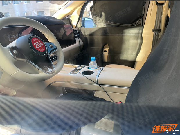 前排配备三连屏 智界V9内饰谍照曝光 将于春季正式上市