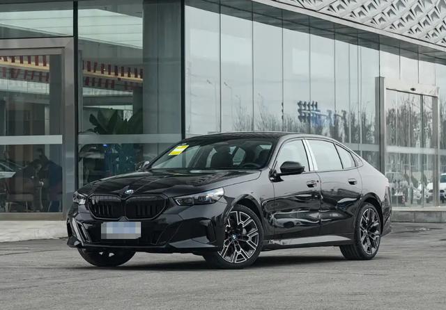 2026 款宝马 5 系 /i5 降价增配,奔驰 E 级竞品地位难保